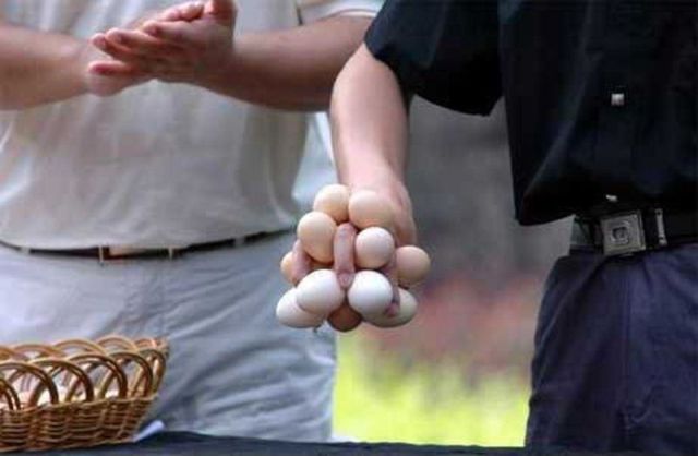 卵つかみ