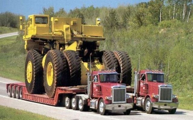 巨大トラックの運搬