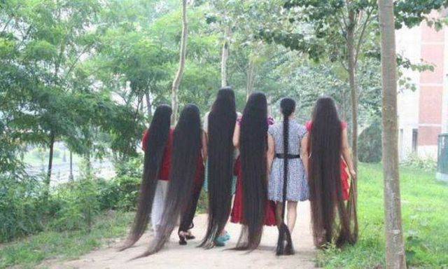 長い髪の女性たち